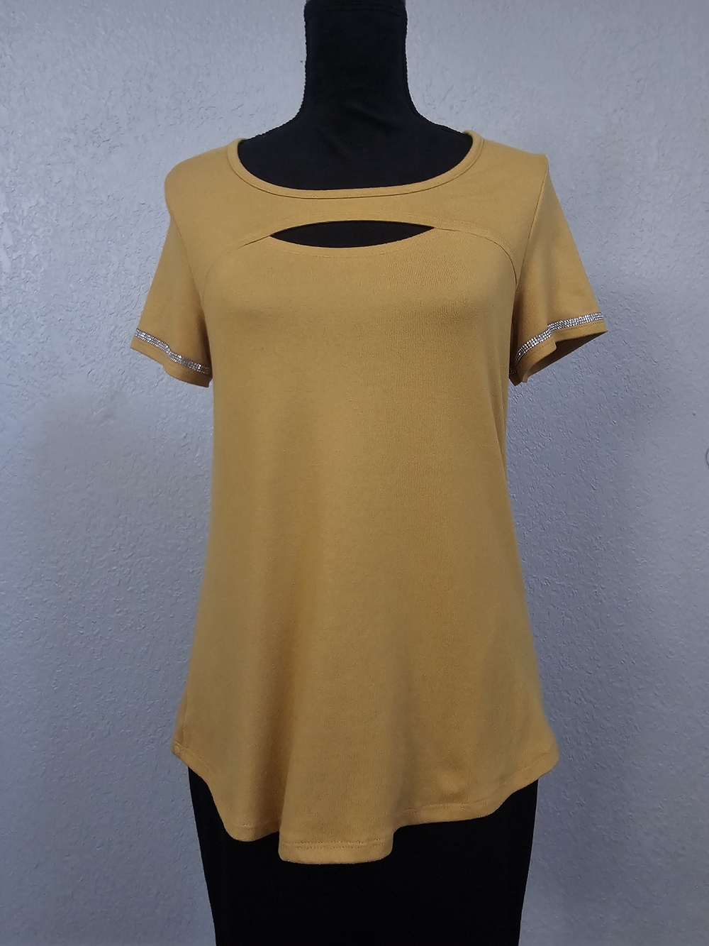 Mustard Short-Sleeve Cutout Women's Top M - Picture 3 of 10